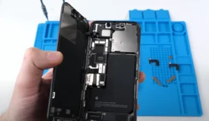 homem reparando placa de iphone